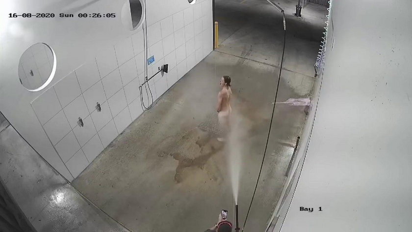 Australia: mężczyzna brał prysznic na myjni samochodowej. Nagranie