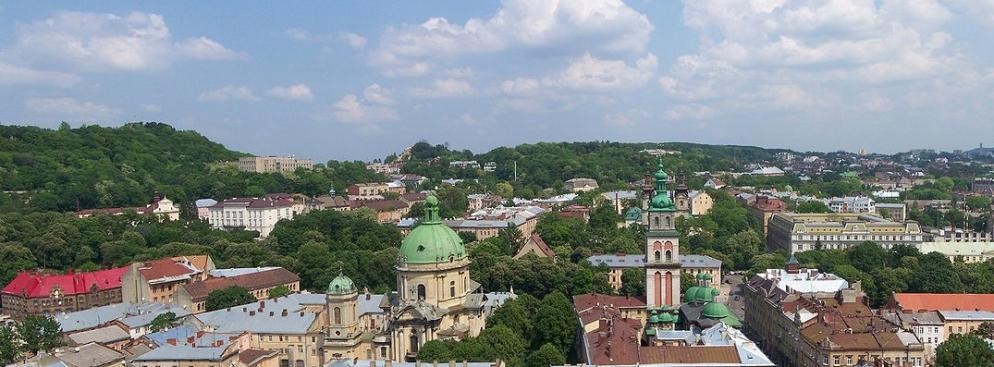 <b>Lwów</b><br/>  – mimo, że nie jest w czołówce największych miast na Ukrainie (zajmuje dopiero 7 lokatę), może jednak poszczycić się zaszczytnym mianem miasta, w którym znajdziemy ogromną liczbę zabytków architektonicznych i historycznych. Strefa Kibica zostanie ulokowana na Placu Swobody, obok opery i pomnika Trasa Szewczenki i pomieści 27 tys. osób.