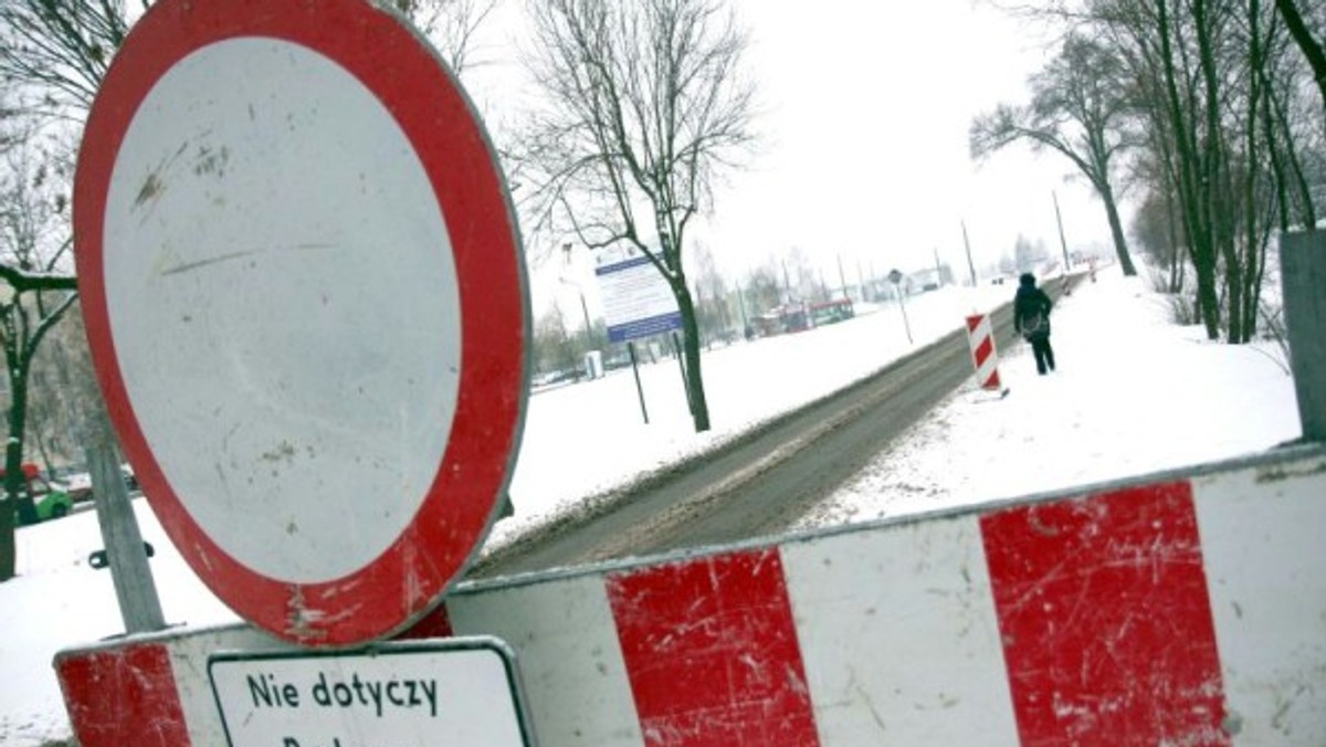 "MMLublin": duży odcinek ul. Doświadczalnej jest zamknięty. Chociaż droga w tym miejscu nie jest jeszcze rozkopana i trwa zima - szlaban nie zniknie. To już teren budowy.