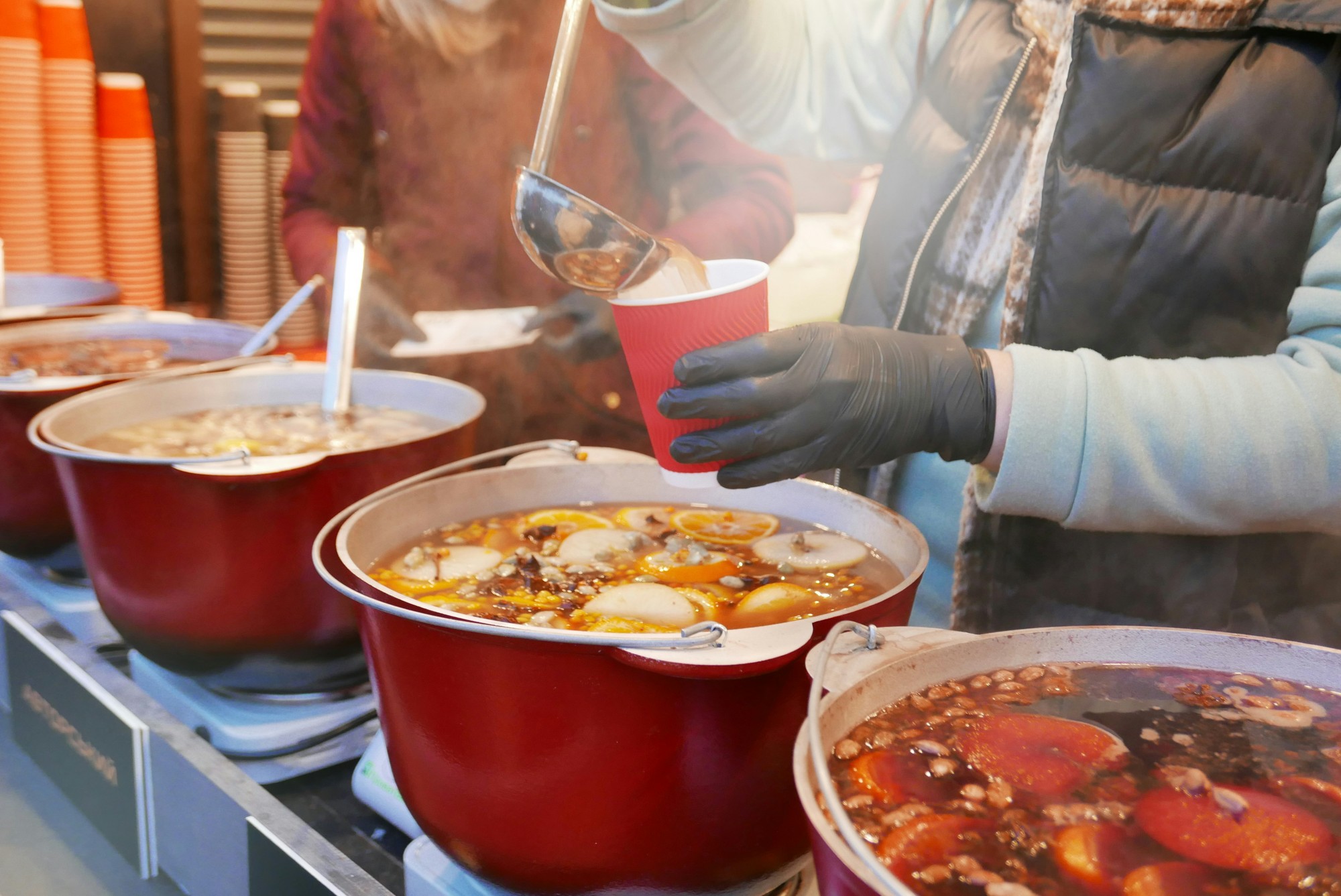 Varené víno je tradičným nápojom vianočných trhov.