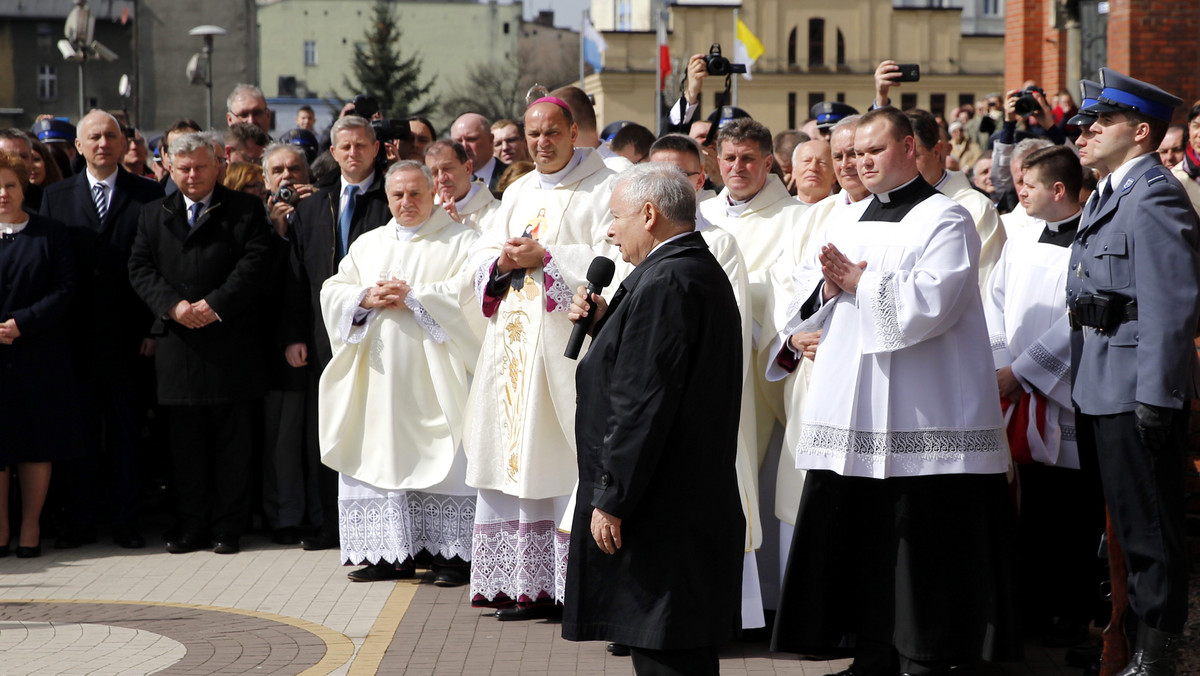 Katastrofa smoleńska stała się przedmiotem sporu, który trzeba zakończyć w prawdzie. Jest ona warunkiem zgody – mówił dziś w Sosnowcu PiS Jarosław Kaczyński. Lider PiS uczestniczył w odsłonięciu tablicy upamiętniającej ofiary katastrofy smoleńskiej.