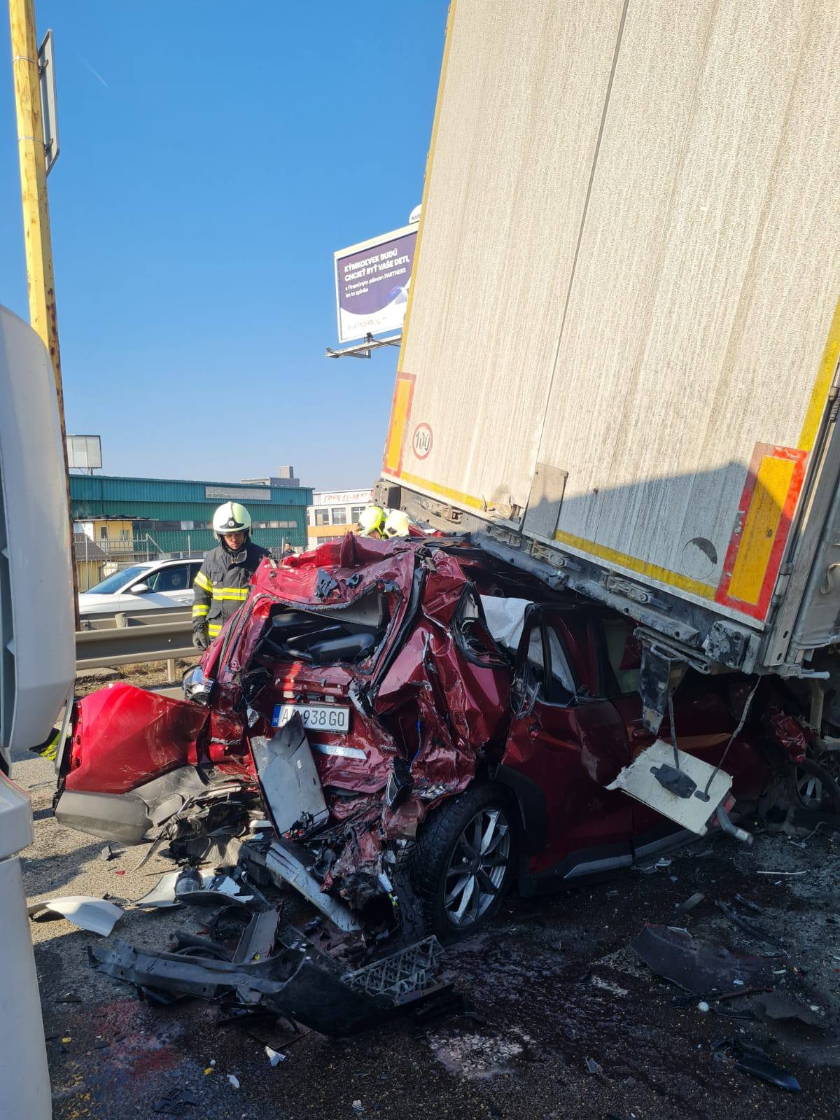 V Košiciach zatlačil kamión osobné auto pod náves druhého kamióna.