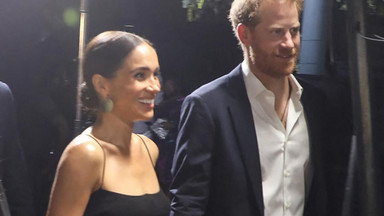 Meghan Markle i książę Harry na czerwonym dywanie. Co za suknia!