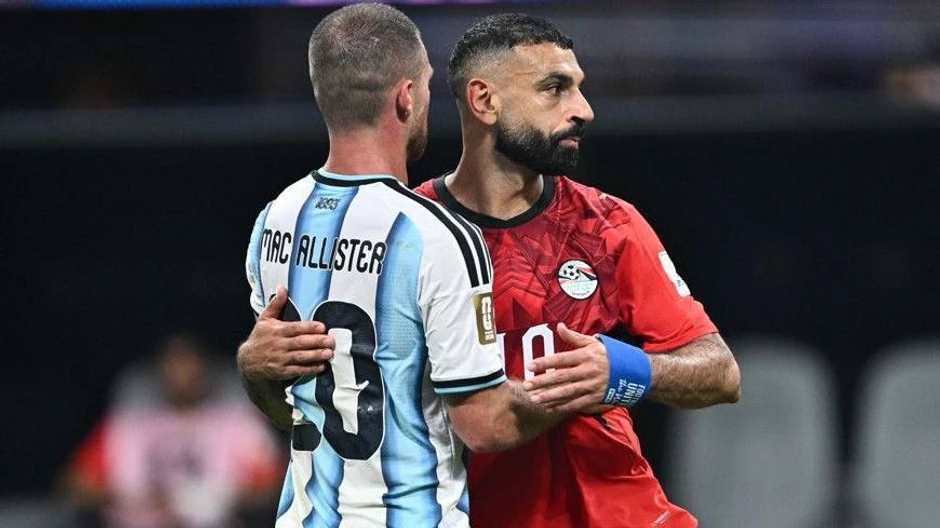 Salah sa dosadašnjim saigračem iz Liverpula Aleksisom Mekalisterom | Foto: Getty Images