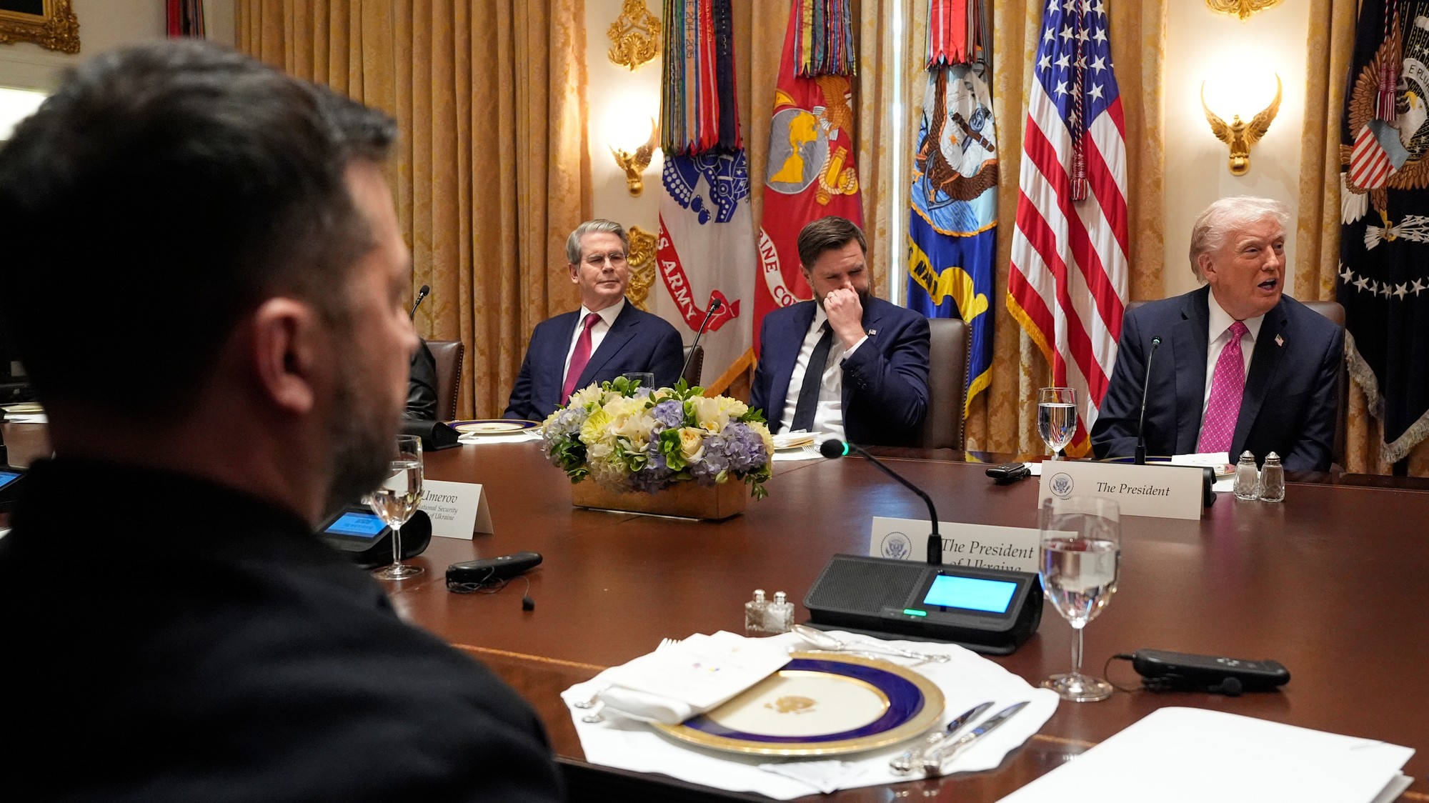 Prezident Donald Trump s ukrajinským prezidentom Volodymyrom Zelenskym, ministrom financií Scottom Bessentom a viceprezidentom JD Vanceom.