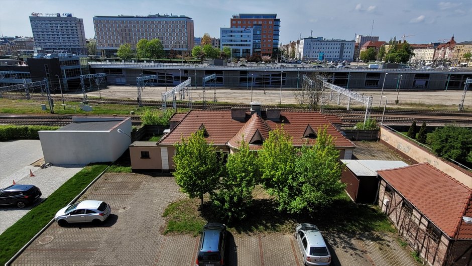 Widok na dziedziniec ze „zwierzętarnią, w tle tory i ul. Roosevelta