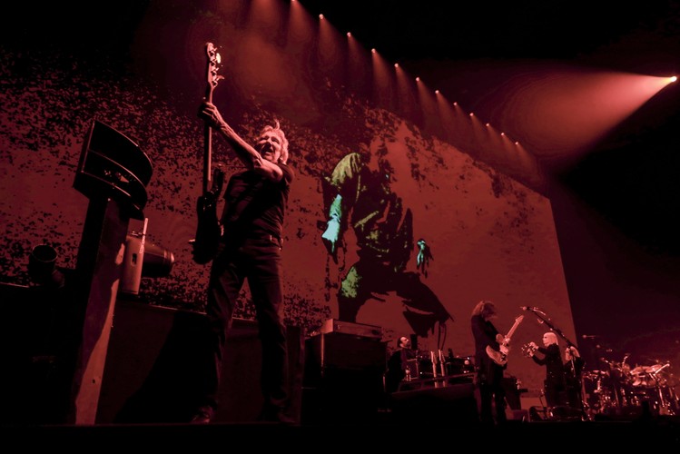 Roger Waters podczas koncertu w Lizbonie w maju 2018 roku w ramach trasy Us +Them