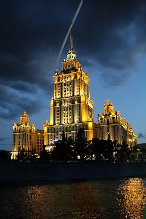 Hotel Ukraina nocą (źródło: Kaspersky Lab)