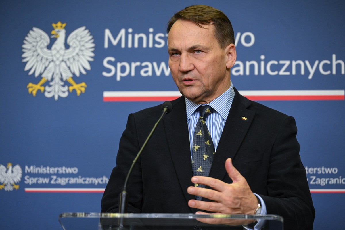 Sikorski odpowiedział na ataki Błaszczaka i Bochenka. Szef MSZ nazwał je "wyjątkowo wrednymi"