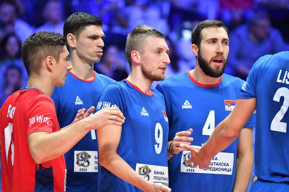 Nemanja Petrić (broj 4) sa saigračima