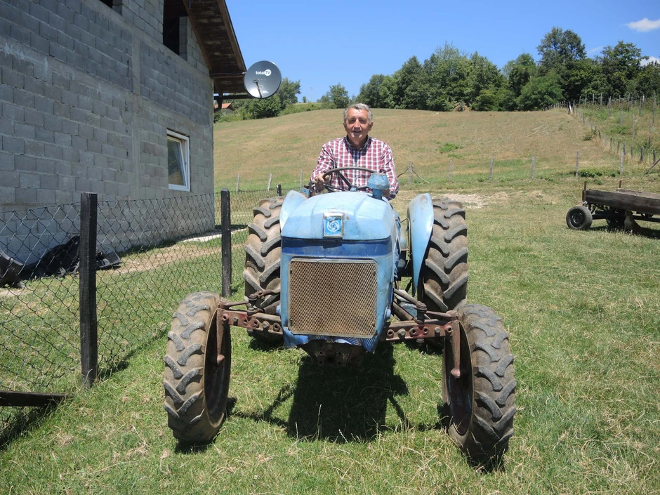 Ore, drlja, đurbi, sadi, žanje: Milijan sve radi svojim mašinama