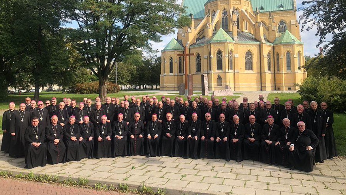 Zdjęcie biskupów wywołało burzę w internecie. Episkopat publikuje oświadczenie