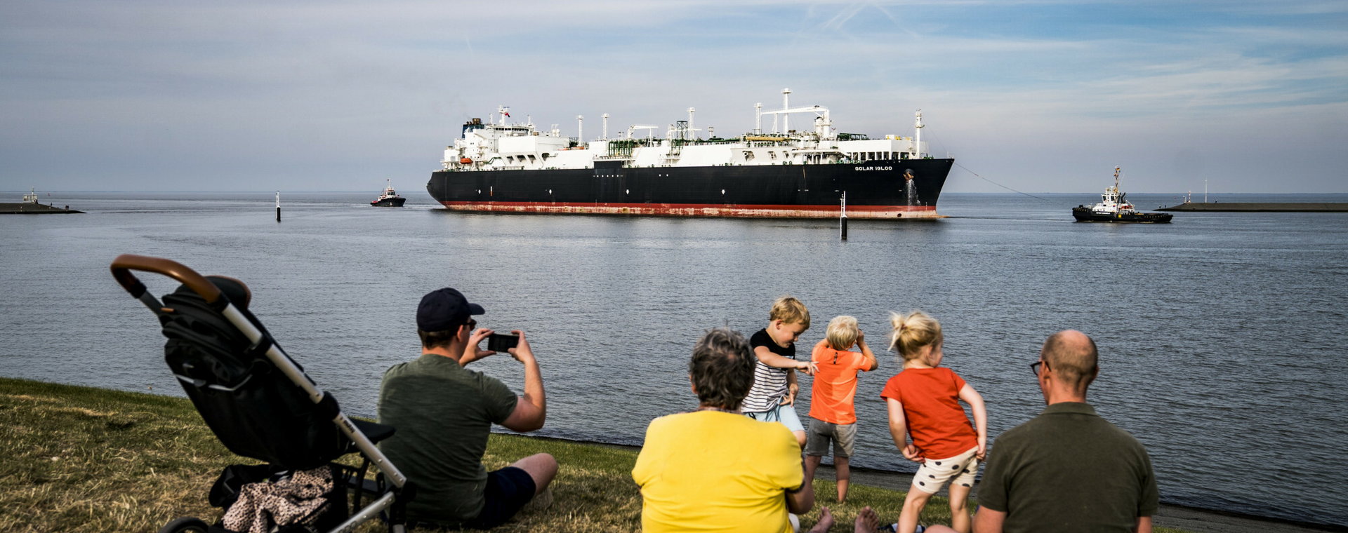Pływający terminal LNG dociera do portu Eemshaven w Holandii, w pierwszej połowie września 2022 r. 