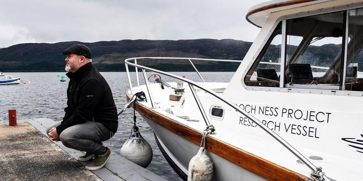 Alan McKenna, organizator polowania na potwory z Loch Ness, na molo nad jeziorem Loch Ness, 27 sierpnia 2023 r.