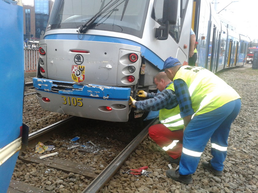 Zniszczony tramwaj 33Plus po wypadku na pl. Dominikańskim we Wrocławiu