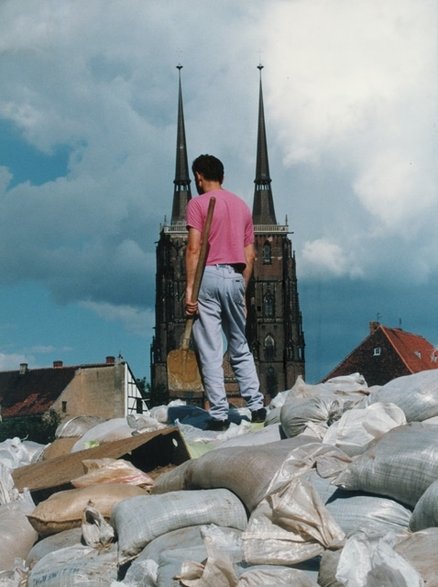 Mieszkańcy napełniają worki z piaskiem i układają je tak, żeby uratować to, co najcenniejsze. Fot. J. Żurawski