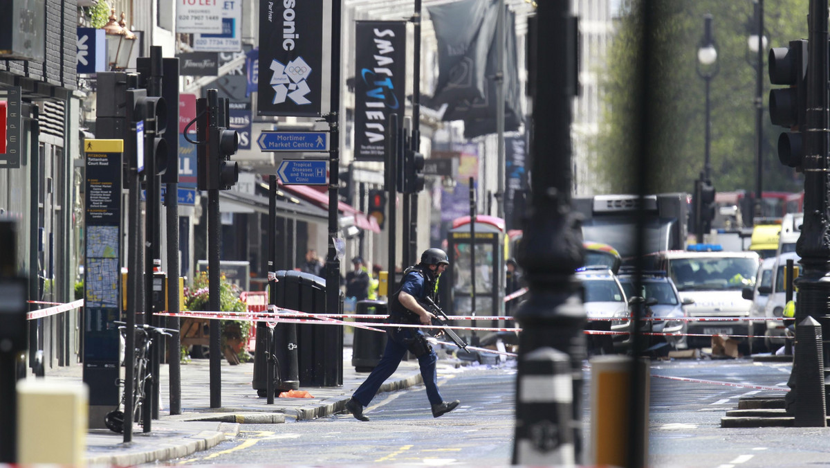 Policja otoczyła dzisiaj w centrum Londynu budynek, do którego - jak mówią świadkowie - wszedł "niestabilny psychicznie" mężczyzna z kanistrami z benzyną i zagroził, że wysadzi się w powietrze. Według najnowszych informacji mężczyzna poddał się policjantom i został aresztowany.