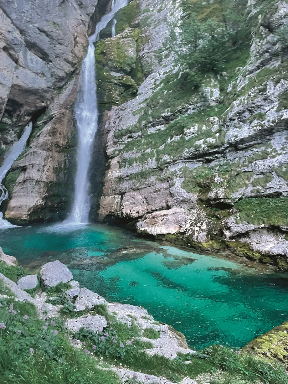 Wodospad Boka (106 m) w Alpach Julijskich to jedna z atrakcji Słowenii