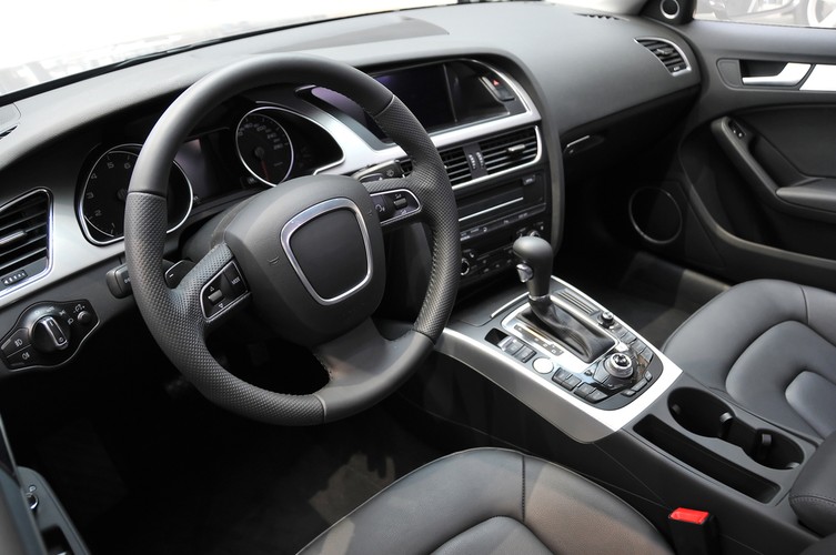 Jakie zalety wprowadzenia e-cła odczuje przeciętny Kowalski? Przede wszystkim to rozwiązanie ograniczy do minimum wizyty w znienawidzonych przez wszystkich urzędach (w tym przypadku w Urzędzie Celnym). Po uiszczeniu opłaty, dokument potwierdzający to można wydrukować samemu. 