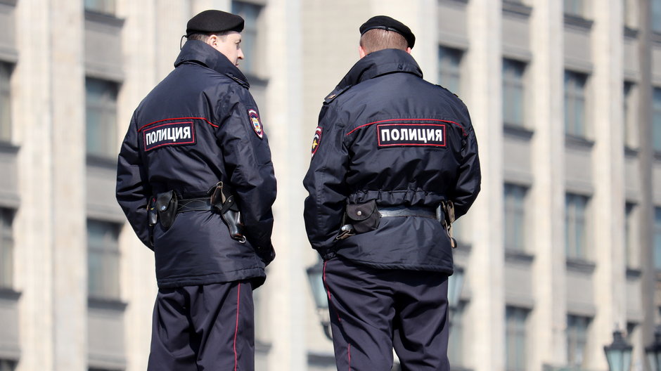 Dwóch rosyjskich policjantów przed budynkiem Dumy Państwowej, marzec 2022 r.