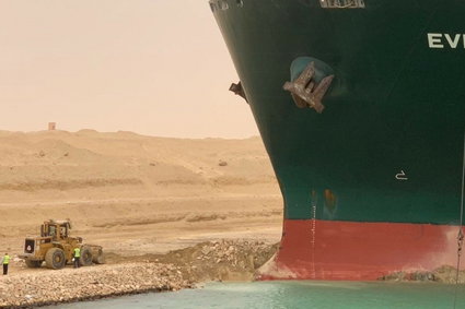 Kanał Sueski wciąż zatkany, w korku stoi już ponad 150 statków