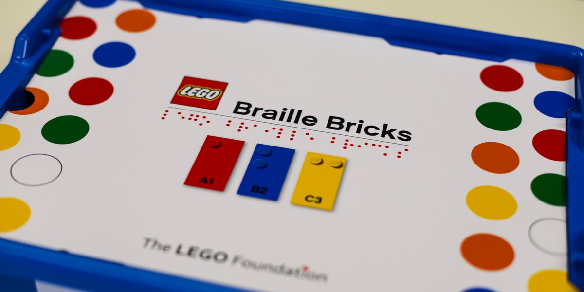 Lego Braille Bricks to specjalne zestawy klocków przeznaczonych do nauki czytania alfabetu Braille'a i do zabawy, ponieważ łączą się z pozostałymi klockami z systemu