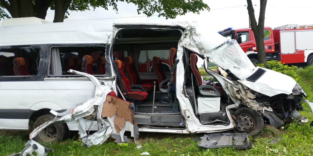 Wypadek busa na Opolszczyźnie. 11 osób rannych 