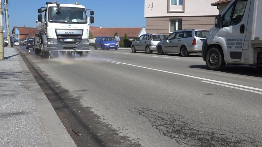 Redovna dezinfekcija ulica u Kniću