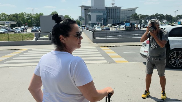 Jana sa sestrom na aerodromu