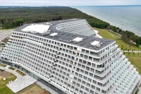 "Uwielbiam to kulturalne towarzystwo i pikantnego łososia z arbuzową salsą". Sprawdzamy, kto przyjeżdża do największego hotelu w Polsce