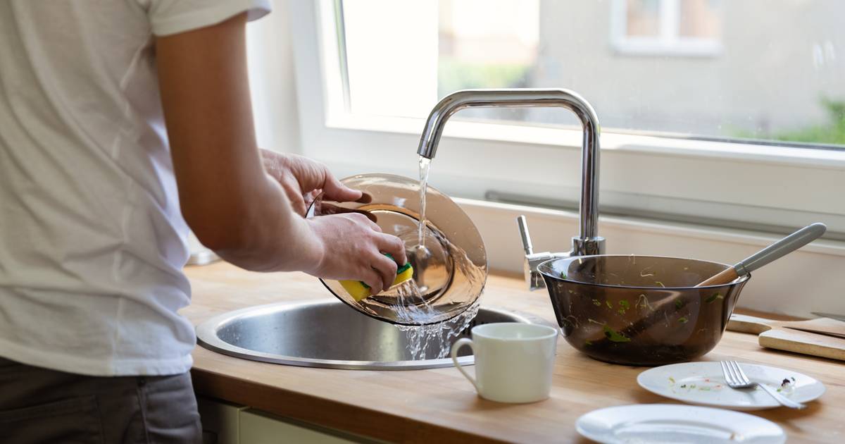 Jak często zmieniać gąbkę do mycia naczyń? Zawiera setki tys. mikroorganizmów