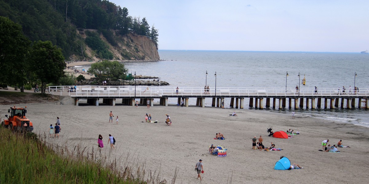 Tak po naprawie wygląda plaża w Gdyni Orłowie. Na razie zakończył się pierwszy etap jej odtworzenia. 