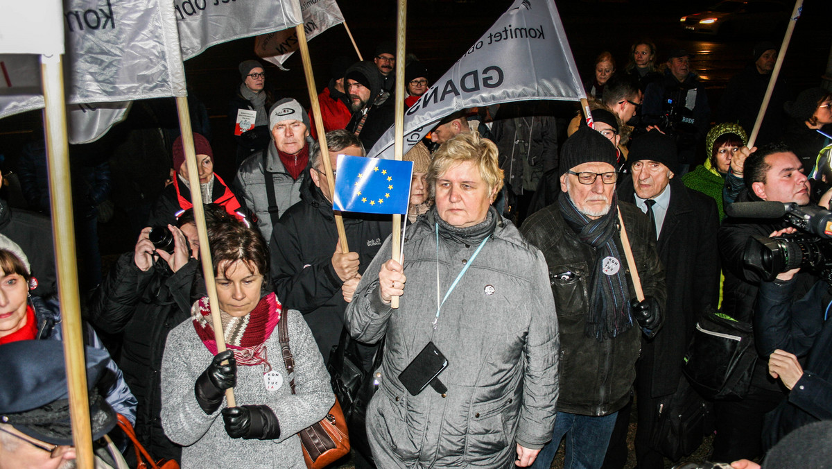 Nieco ponad 100 osób wzięło dzisiaj udział w gdańskiej manifestacji, która miała być wyrazem sprzeciwu przeciwko planowanym przez PiS zmianom w sądownictwie. Przemawiali m.in. Lech Wałęsa, Bogdan Borusewicz, Jacek Karnowski i Radomir Szumełda.
