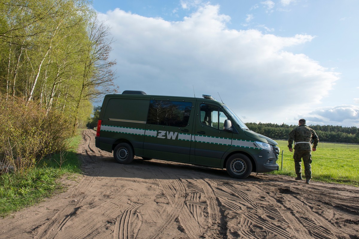 27.04.2023 Zamość pod Bydgoszczą. Szczątki rosyjskiej rakiety znalezione w lesie nieopodal osady Podlaski w okolicy Zamościa pod Bydgoszczą. Fot. Maciej Kulesza / Agencja Wyborcza.pl