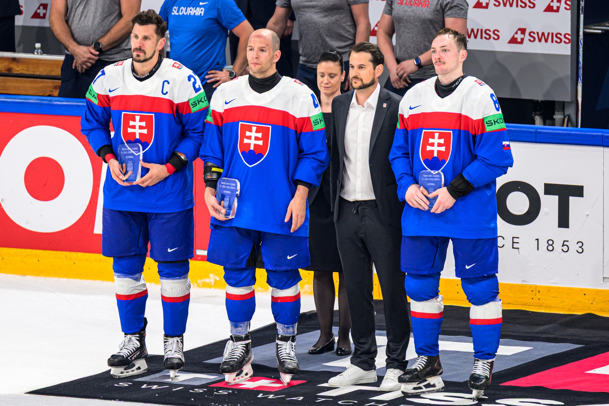 Zľava Marek Hrivík, Mislav Rosandič, vpravo Oliver Okuliar s cenami najlepších hráčov Slovenska. 