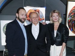 Odważne, ale godne uznania posunięcie stylizacyjne: Żona Borysa Szyca na wernisażu [FOTO]