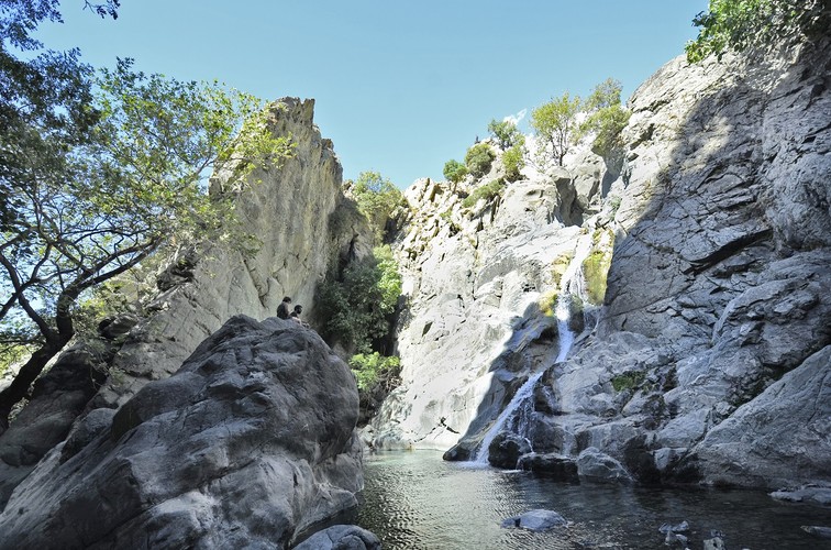 <strong>Samotraka –  wody termalne</strong>
<br></br>
Podczas wakacji w Grecji, koniecznie odwiedźcie miejsce, z którego podobno sam Posejdon oglądał oblężenie Troi – to Fengari, najwyższy szczyt wysp Morza Egejskiego, wznoszący się na wysokość 1611 m n.p.m.). Znajdziecie go na mało znanej wysepce, położonej niedaleko wybrzeży Turcji. 
<br></br>
Samotraka, choć nie tak popularna jak inne greckie wyspy, skrywa coś, czego one nie mają – prawdziwe bogactwo wód termalnych, gorących źródeł i szumiących wodospadów. Są one na wyciągnięcie ręki dla każdego kto tu przyjedzie. Pozornie ukryte pośród malowniczych wzgórz i zielonych lasów, stanowią idealne miejsce do relaksu na łonie natury i ukoją nawet najbardziej zestresowanych podróżnych. Wielkim atutem tej wyspy są także jej plaże. Mimo, że nie ma ich wiele, wszystkie są doskonałe - rozległe, piękne, niemalże bezludne, choć wieczorami zamieniają się w miejsca pełne muzyki, śmiechów i zabawy. 
<br></br>
Na Samotrace znajdziecie też wiele miejsc, które warto zwiedzić, jak np. ruiny Sanktuarium Wielkich Bogów czy miejsce, w którym ponad sto pięćdziesiąt lat temu znaleziono rzeźbę bogini Nike – tę samą, którą obecnie możemy podziwiać w paryskim Luwrze.
<br></br>
Podobnie jak na Thassos, dostać można się tutaj z Grecji kontynentalnej. Rejs z Alexandroupolis zajmuje około trzech godzin, z Salonik około sześciu. 
<br></br>
<a  href=