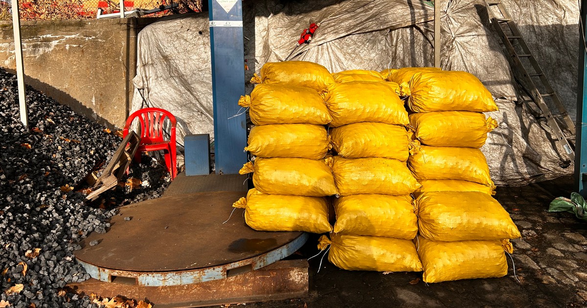 Zrzuca ludziom węgiel do piwnic. "Kwestia dogadania". Takie stawki za tonę