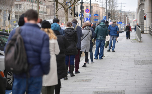 Koronawirus w Polsce. Kolejka przed wejściem do budynku Poczty Głównej przy ulicy Świętokrzyskiej w Warszawie