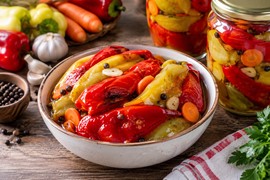 Peckane paprike za zimnicu: Originalni recept sa šargarepom i belim lukom