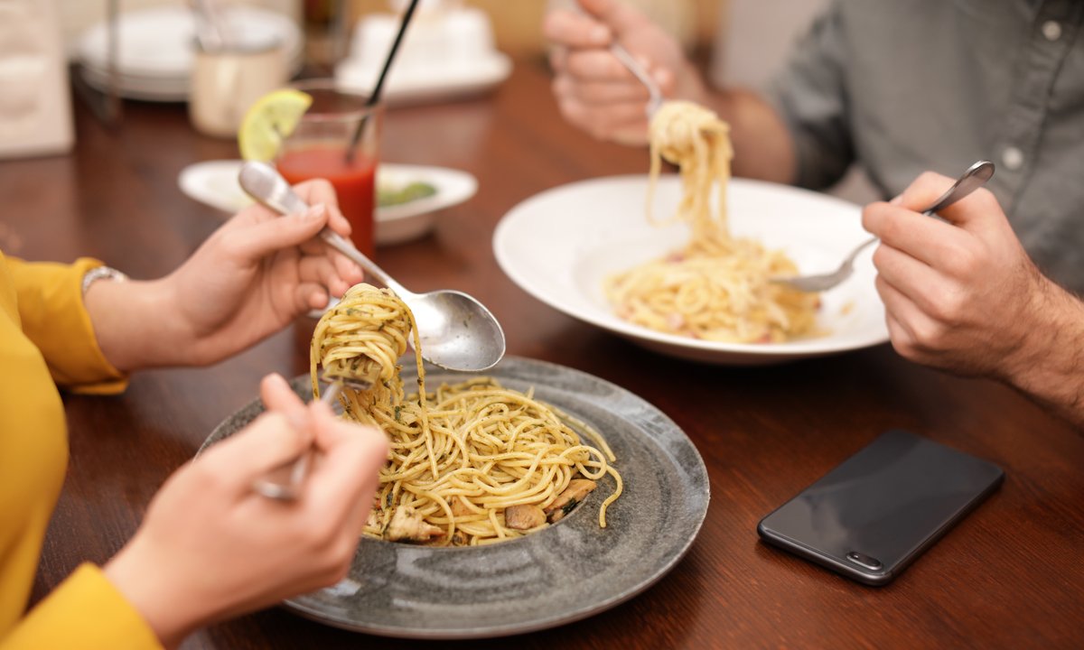 Osoby, które zawsze jedzą to samo w restauracji mają tę cechę osobowości