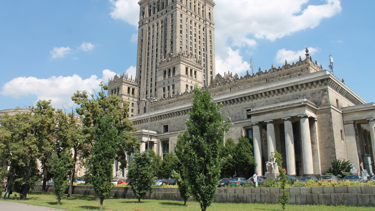 Są już pierwsze zarzuty dla osób zatrzymanych przez CBA w sprawie tzw. afery reprywatyzacyjnej w Warszawie. Jak się dowiedzieliśmy nieoficjalnie, Jakub R., były urzędnik stołecznego Ratusza, będzie odpowiadał za wzięcie gigantycznej łapówki w zamian za wydawanie korzystnych decyzji administracyjnych. Wkrótce więcej informacji.