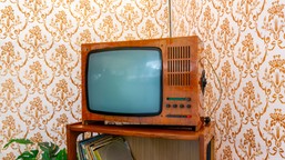 QUIZ o telewizji w PRL. Dziennikarki, prezenterki i pogodynki. Dopasuj je do programów