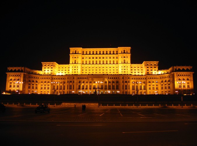 Budynek parlamentu w stolicy Rumunii, Pałac Republiki, był niegdyś siedzibą komunistycznego dyktatora Nicolae Ceausescu, jest drugą budowlą na świecie pod względem powierzchni, ustępując tylko Pentagonowi - na listę najbrzydszych budynków na świecie wciągnął go 'Guardian'