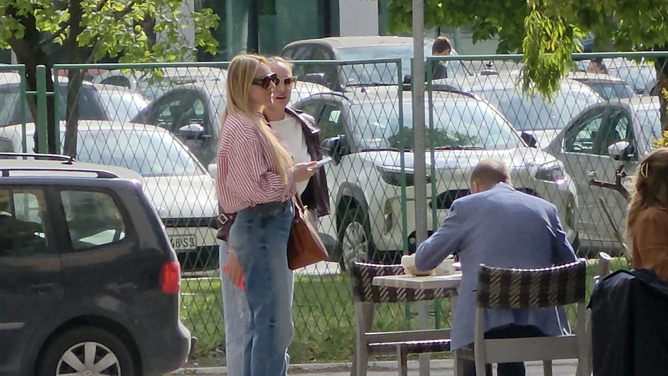 Luna i Anabela u kafiću