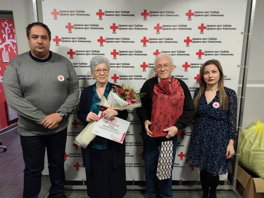 Bračnom paru Ćirić predstavnici Crvenog krsta su uručili prigodne poklone