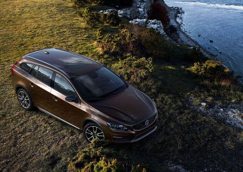 Volvo ogłosiło, że rodzina samochodów Cross Country poszerzy się o nowy model. Tym razem szwedzka marka zdecydowała się na stworzenie uterenowionego kombi. Oto pierwsze zdjęcia nowego V60 Cross Country