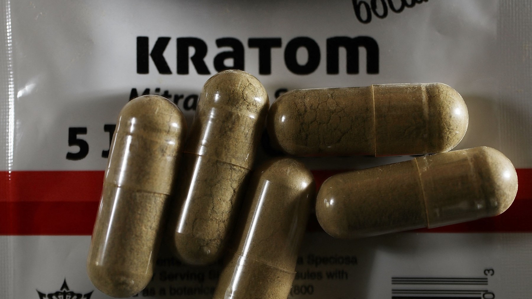 Čoraz populárnejší sa medzi deťmi stáva aj nenápadný zelený, psychoaktívny a veľmi podceňovaný prášok kratom, ku ktorému sa cez internet rovnako dá ľahko dostať - v podobe prášku, tabletiek, rodičia si ho môžu pomýliť s čajovou zmesou