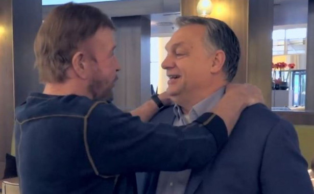 Orban promuje się filmem z Chuckiem Norrisem. "Tyle o panu czytałem", mówi gwiazdor i obejmuje prezydenta