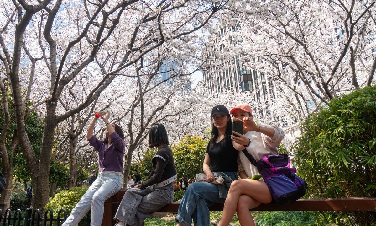 Młode kobiety z Chin wynajmują chłopaków. "Płacą równowartość choćby kilku tysięcy złotych"